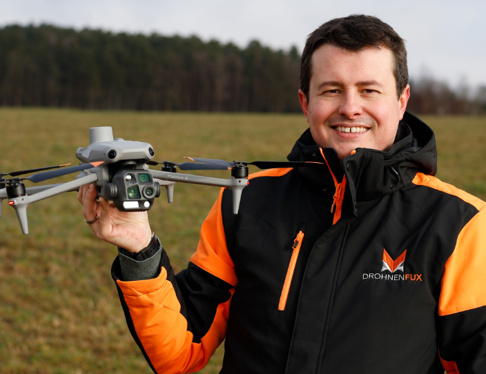 Raphael Weissensteiner mit Drohne